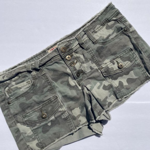 Y2K l.e.i. camo shorts (L) - Picture 4 of 5